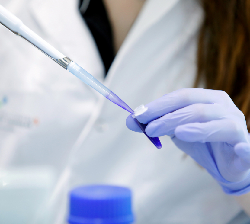 Utilització duna pipeta en un laboratori.