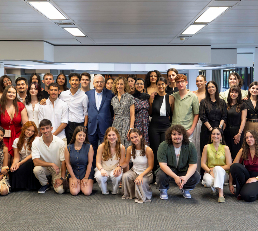 El president de la Fundació ”la Caixa”, Isidre Fainé, s'ha reunit amb els becats de grau de la convocatòria del 2023.