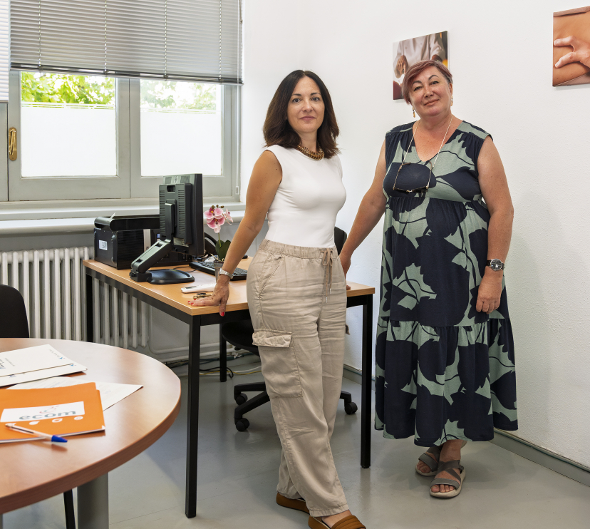 Natalia (derecha) junto a Esther Zalbay, técnica Incorpora en la Fundación ECOM de Tarragona.