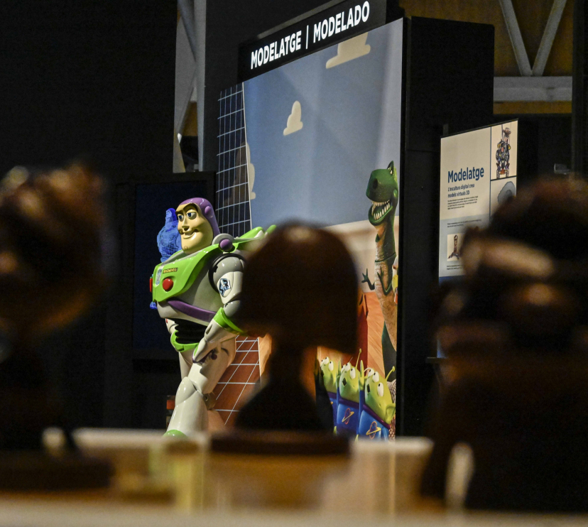La exposición recorre el proceso de creación de los personajes más emblemáticos de Pixar, desde el modelado hasta el renderizado.