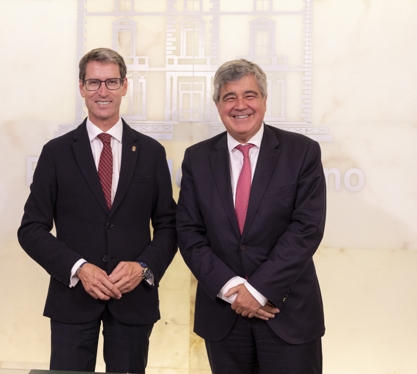El presidente del Gobierno de La Rioja, Gonzalo Capellán, y el director general de la Fundación ”la Caixa”, Josep Maria Coronas.