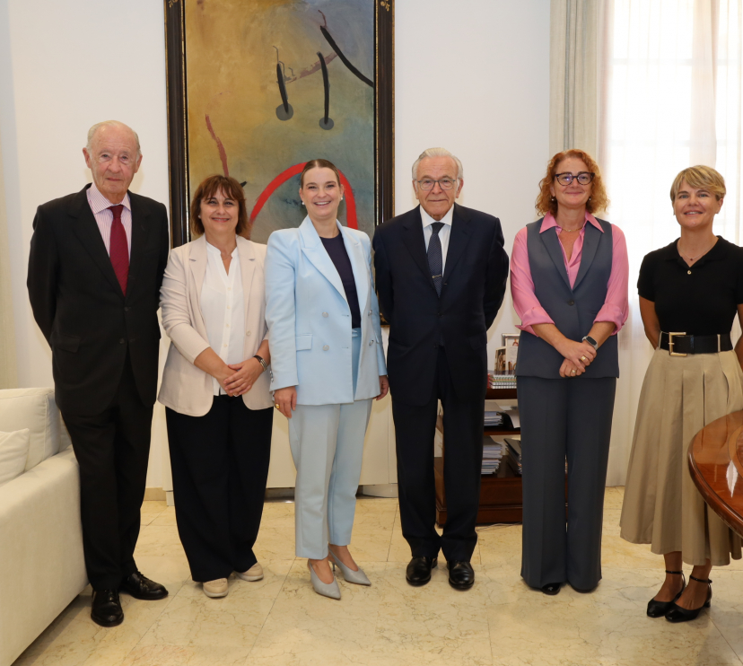 José Francisco Conrado, president del Consell Assessor Balear de CaixaBank; Antonia María Estarellas, vicepresidenta segona i assessora de Presidència, Coordinació de l'Acció Governamental i Cooperació Local del Govern Balear; Margalida Prohens, presidenta del Govern de les Illes Balears; Isidre Fainé, president de la Fundació ”la Caixa”, Marta Llompart, delegada a Mallorca i Menorca de la Fundació ”la Caixa”, i Cristina Antich, delegada a Mallorca, Eivissa i Formentera de la Fundació ”la Caixa”.