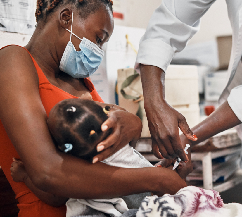 Vaccination of a little girl beneficiary of the Child Vaccination Alliance.