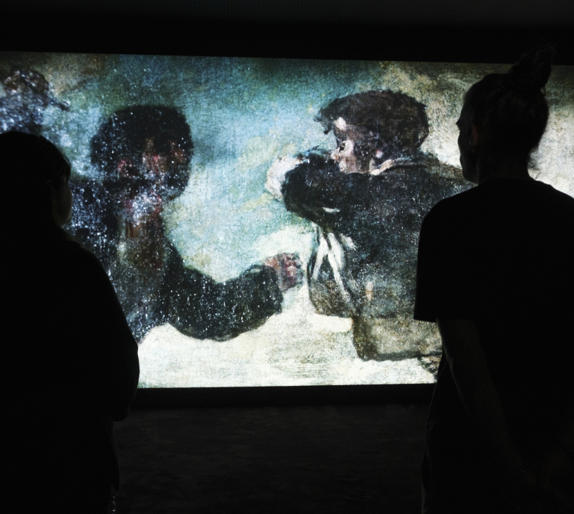 Dos personas observan una de las obras de Philippe Parreno, presente en la exposición Fuera de marco en CaixaForum Sevilla. 