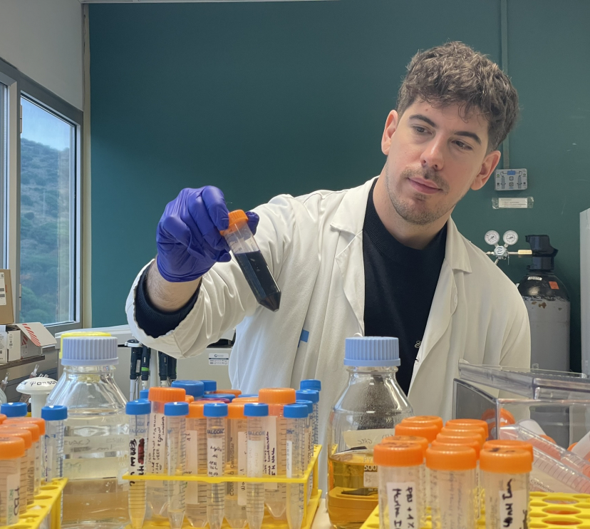 L'investigador Miguel Marín, al laboratori d'IrsiCaixa.