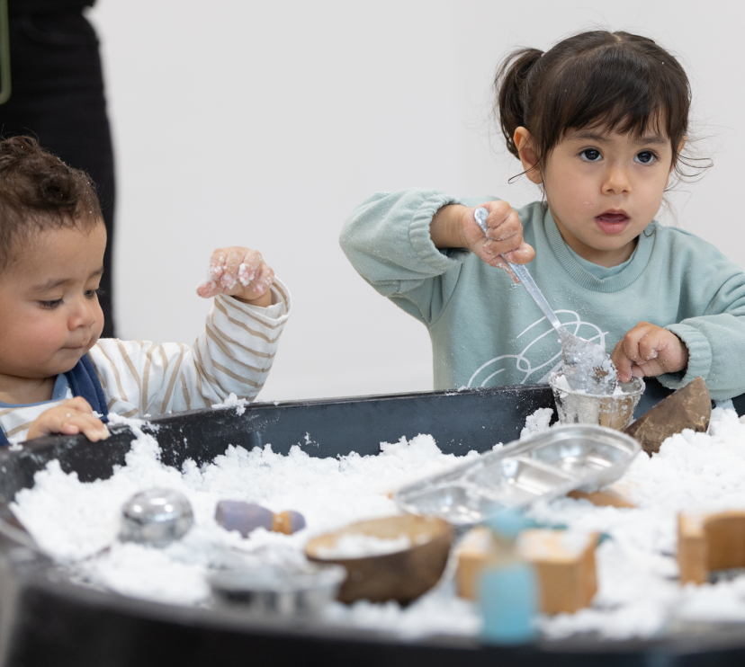 Dos niños beneficiarios del programa CaixaProinfancia de la Fundación ”la Caixa”.