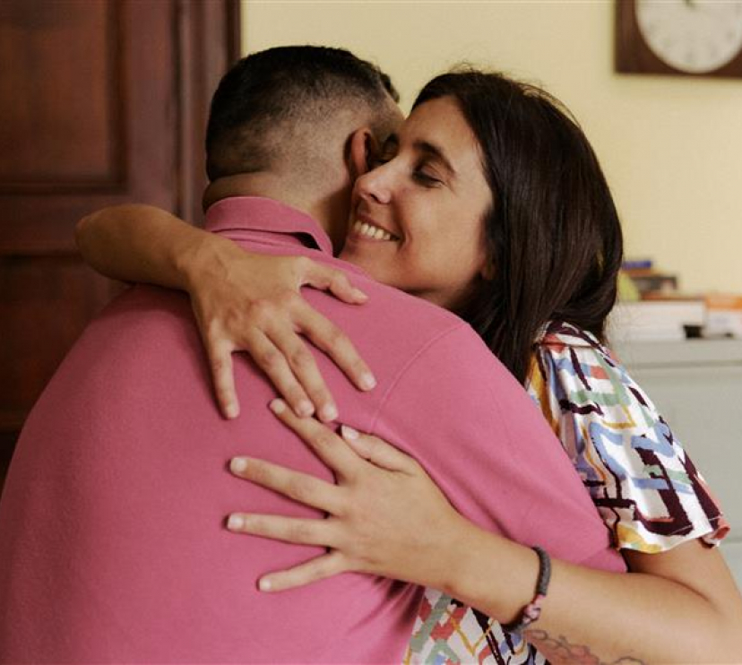 dos personas abrazándose.
