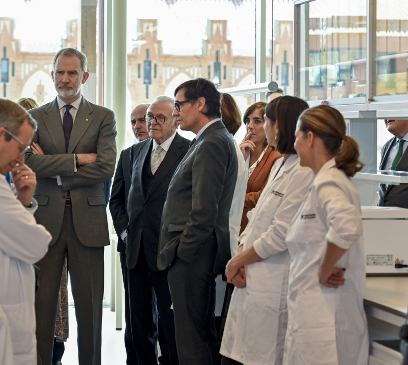 S. M. el Rei, Isidre Fainé i Salvador Illa escoltant els investigadors del CaixaResearch Institute.