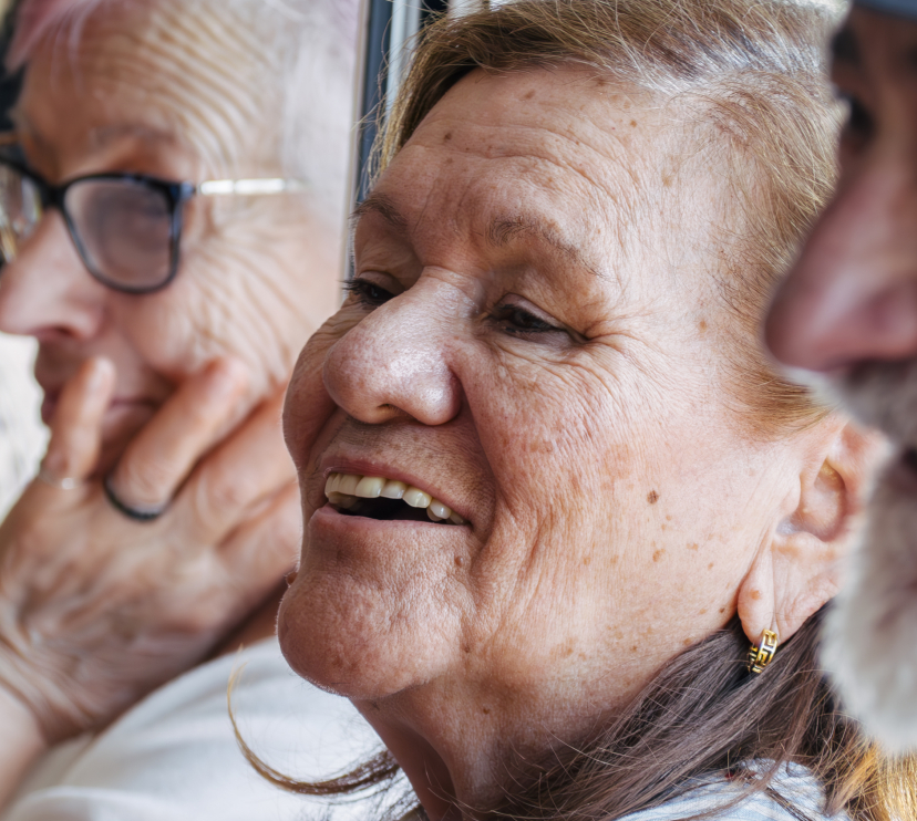 una senyora somriu durant la trobada intergeneracional al Centro Social para Personas Mayores El Llano, a Gijón.
