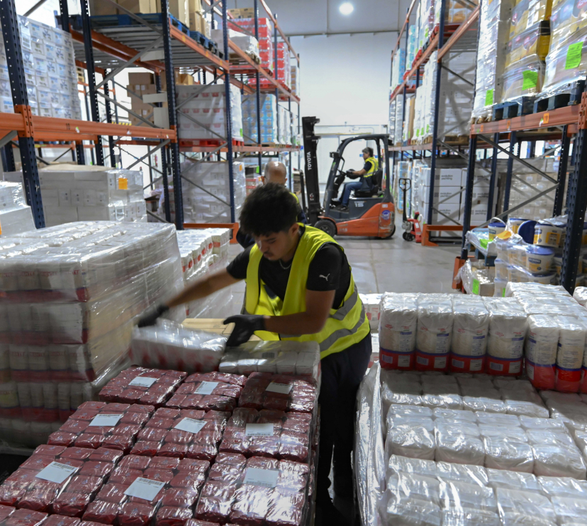 Un voluntario trabajando en la campaña «Ningún hogar sin alimentos».