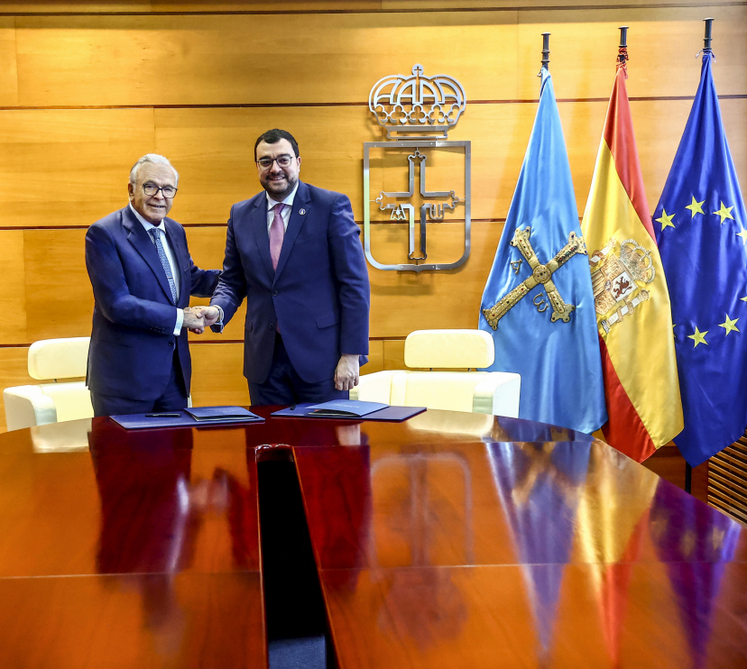 El presidente de la Fundación ”la Caixa”, Isidro Fainé, y el presidente del Principado de Asturias, Adrián Barbón, en la firma del acuerdo marco que refuerza la colaboración entre ambas instituciones. 