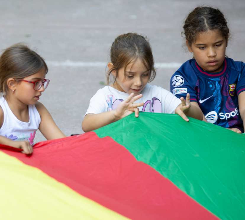 Niñas en una actividad de ocio educativo organizada por CaixaProinfancia.
