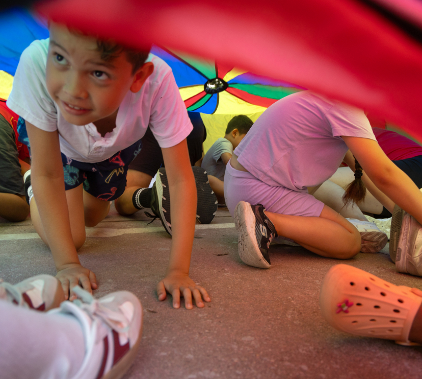 Niños en una actividad de ocio educativo organizada por CaixaProinfancia.