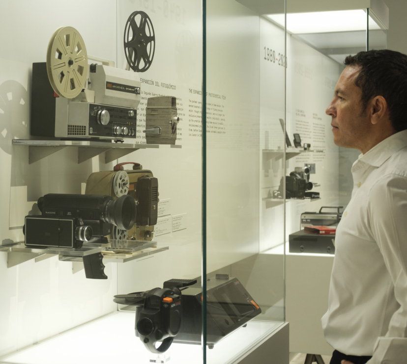 Un visitante observa las cámaras presentes en la exposición «Recuerdos. La vida a través del cine doméstico».