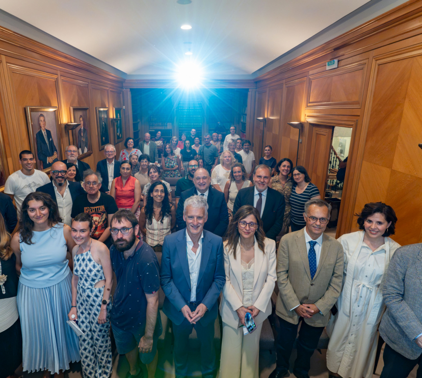 Foto de familia de los asistentes a la presentación de la guía de discapacidad en el Colegio Notarial del País Vasco.