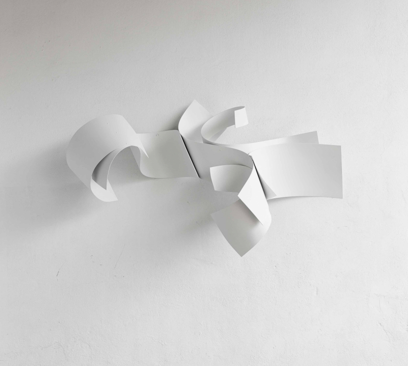 Ñaco Fabré, «Oda a la contemplación», 2025. Aluminio y esmalte acrílico.