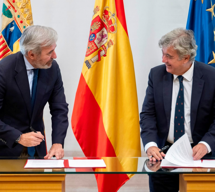 El presidente del Gobierno de Aragón, Jorge Azcón, y el director general de la Fundación ”la Caixa”, Josep Maria Coronas, en la firma del acuerdo marco que refuerza la colaboración entre ambas instituciones.