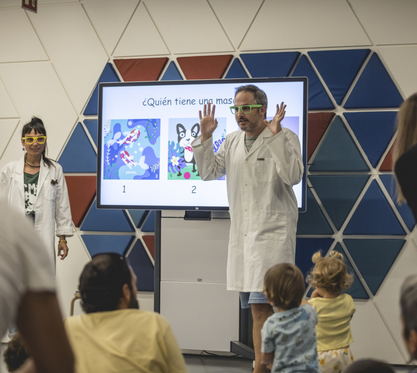 Imatge d'una de les activitats durant la Nit de la Recerca a CosmoCaixa.