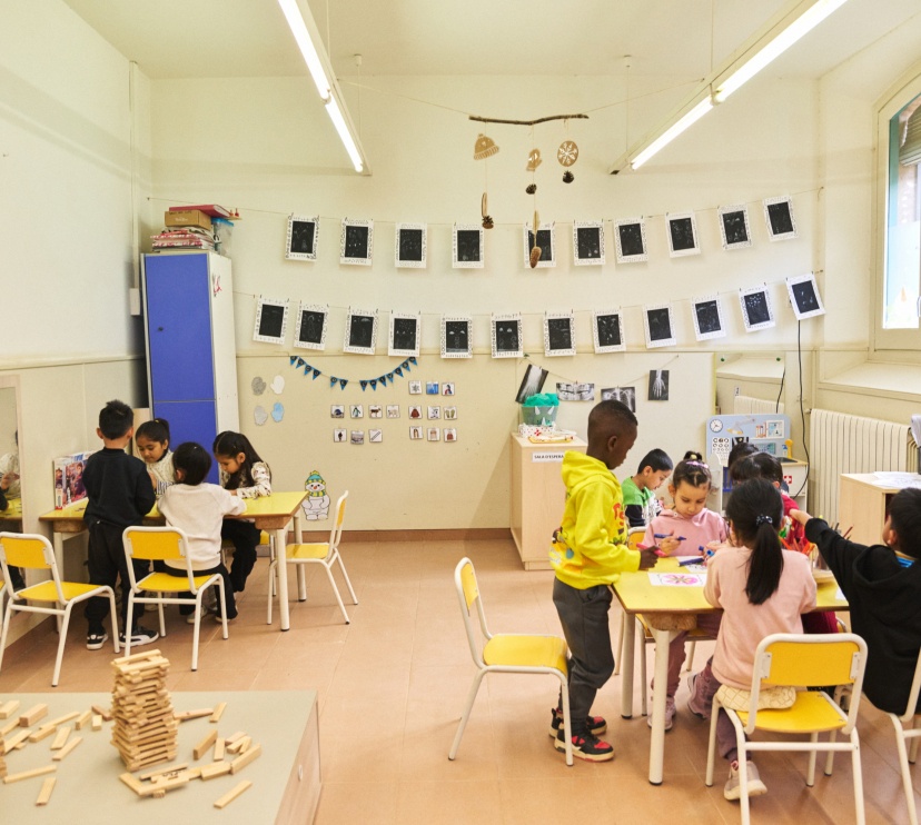 Alumnos de primaria en una actividad colaborativa en el aula.