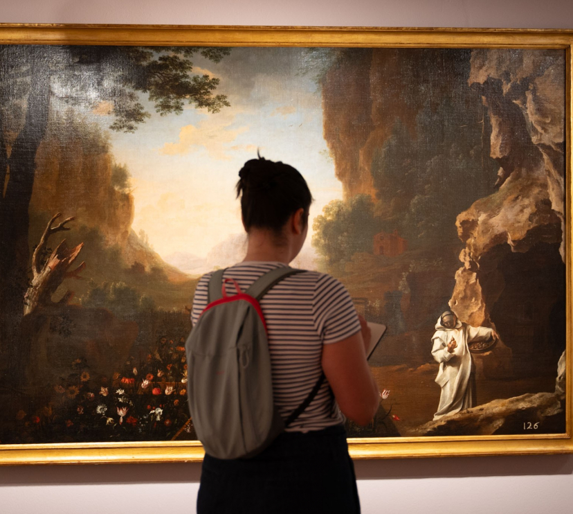 Una assistent admira un quadre de l'exposició «La botànica de l'art».