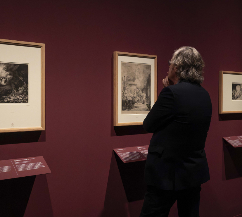 Un visitante de la exposición «Rembrandt. Un mundo en grabados» en CaixaForum València. 