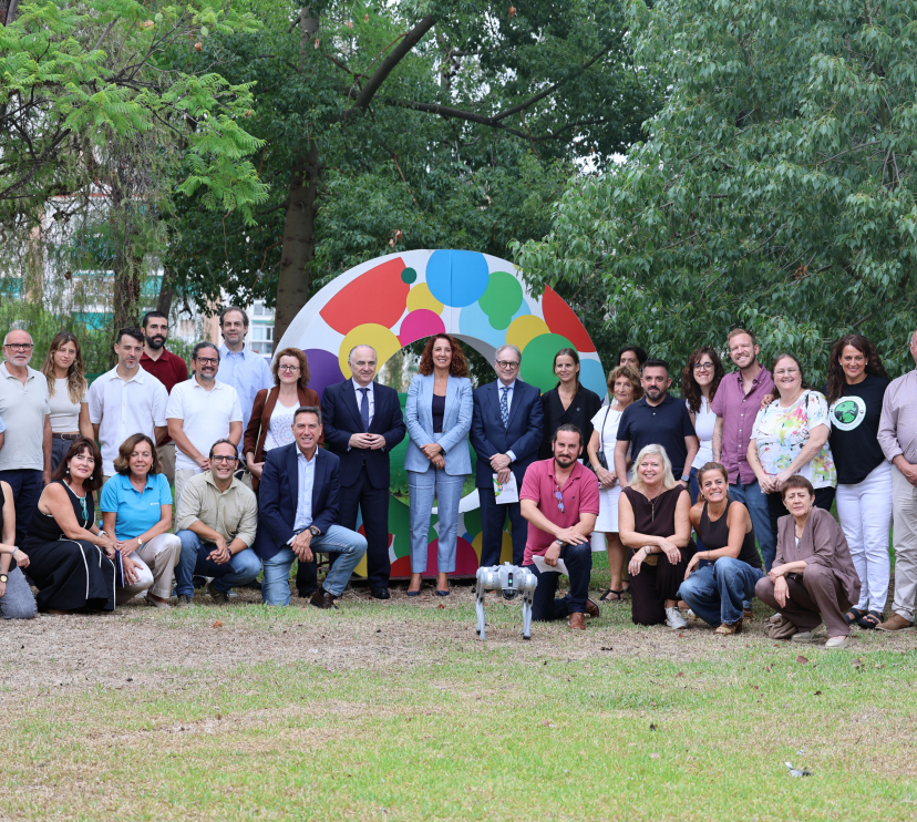 Foto de família del acto de presentación de la nueva convocatoria de Innovación Social Digital impulsada por la Diputación de Málaga y la Fundación "la Caixa", a la que han asistido el subdirector general de Social de la Fundación "la Caixa", Marc Simón, la directora del Área de Colaboraciones y Alianzas para el Impulso Social de la Fundación "la Caixa" , Sandra Blanch y la vicepresidenta y diputada de Innovación Social y Despoblamiento, Antonia Ledesma.