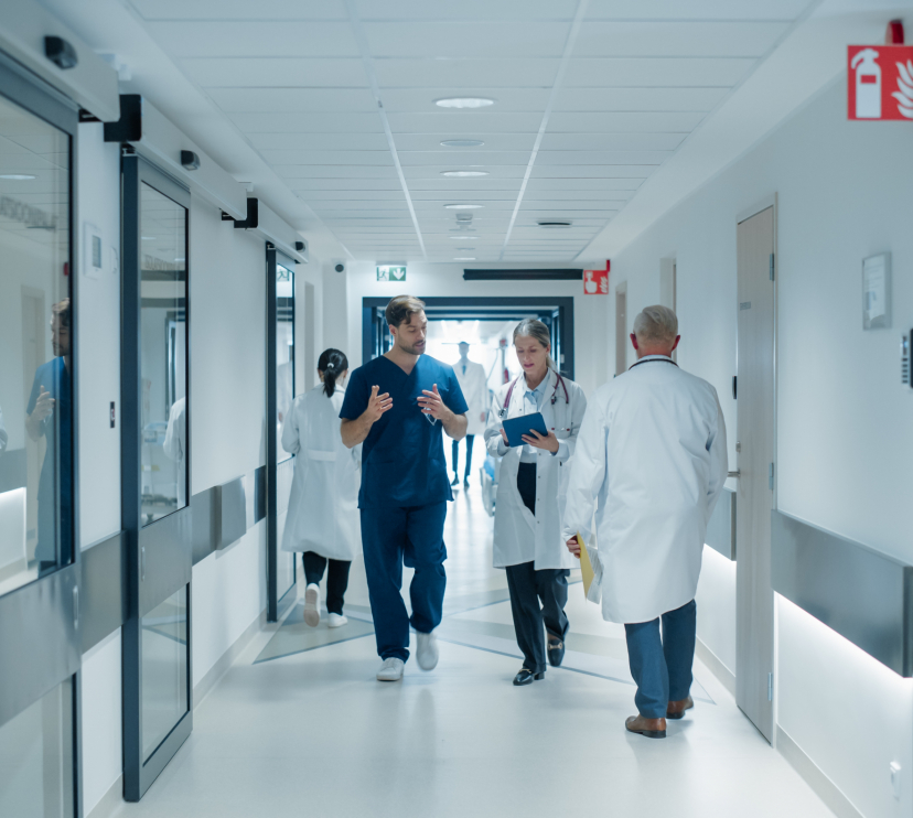 Sanitarios trabajando en un hospital. 