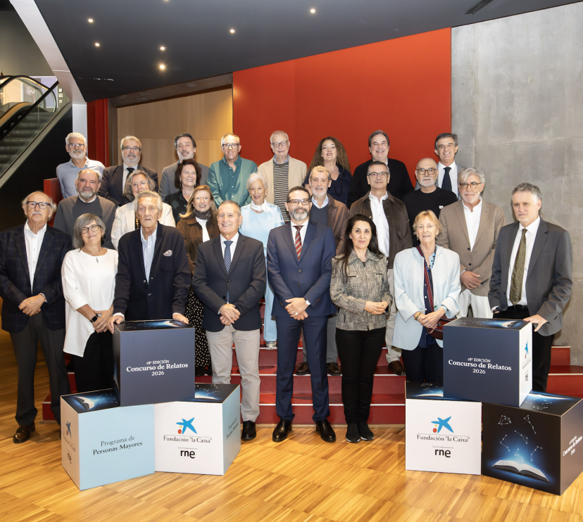 Foto de familia en el acto de entrega de premios de la XVIII edición del Concurso de Relatos Escritos por Personas Mayores, en CaixaForum Zaragoza. 