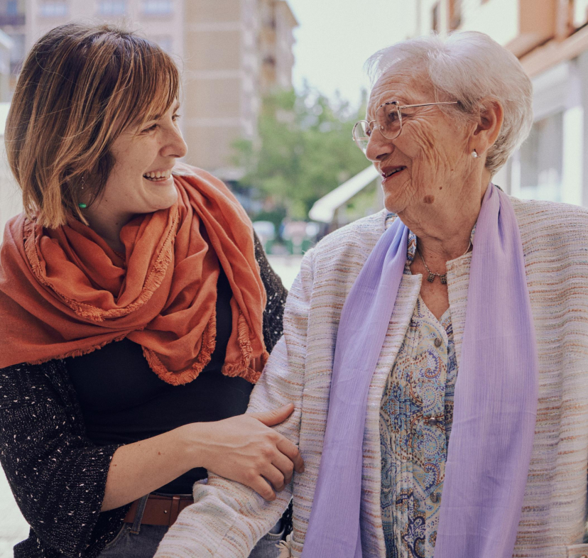 D'esquerra a dreta: Isabel Lecumberri (tècnica del Programa Sempre Acompanyats de la Fundació Pauma) i Mercedes Garralda (beneficiària del programa Sempre Acompanyats de la Fundació ”la Caixa”).