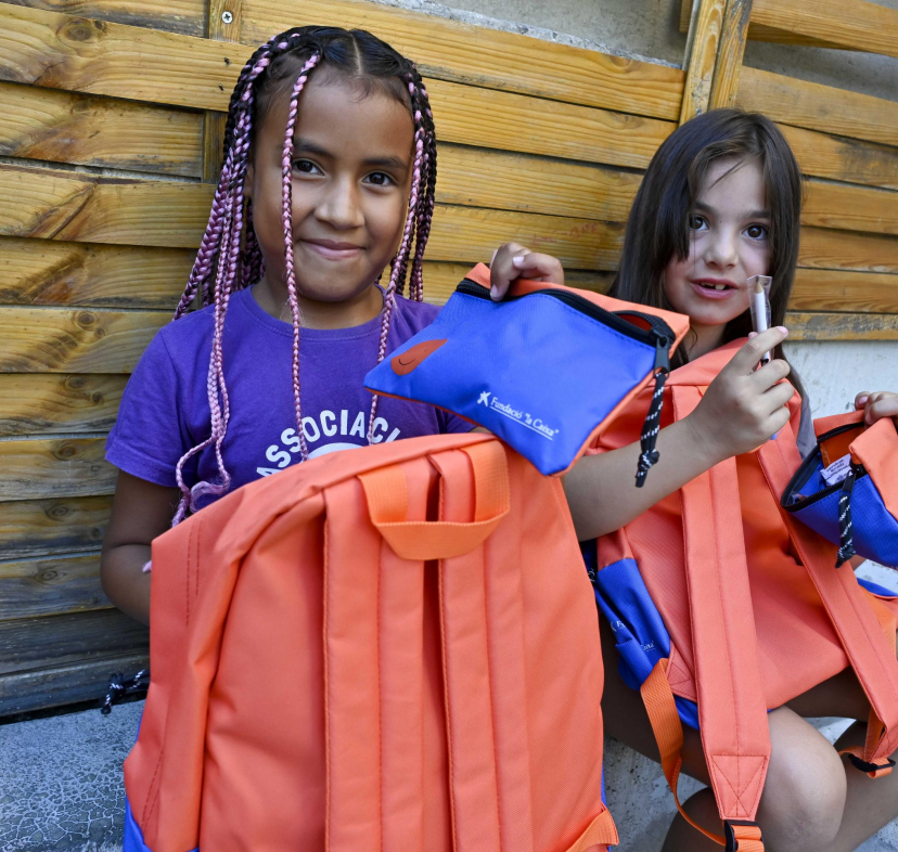 Dos niñas usuarias del programa CaixaProinfancia con su nuevo material escolar. 