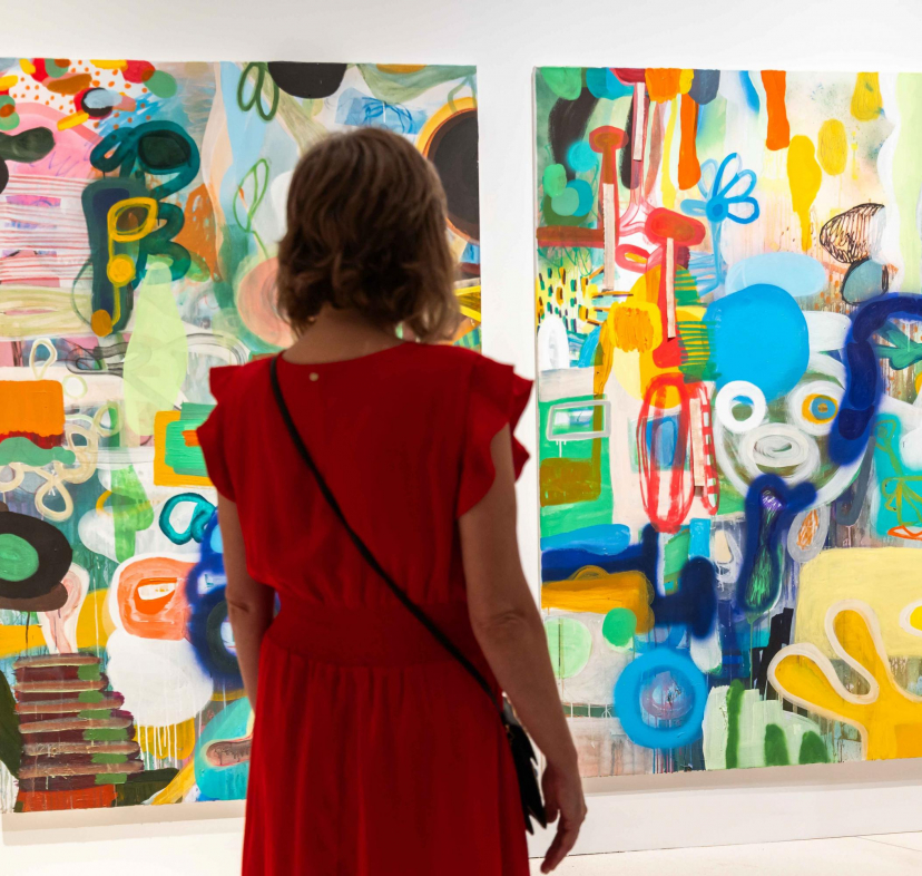 Una mujer admirando algunas de las obras expuestas en la muestra «Rumores infundados. Javier y Rafa Forteza» en CaixaForum Madrid. 