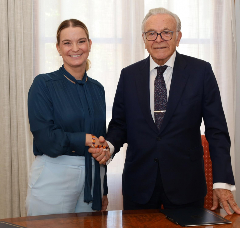 La presidenta del Govern de les Illes Balears, Margalida Prohens, i el president de la Fundació ”la Caixa”, Isidre Fainé, a la signatura de l'acord que reforça la col·laboració entre les dues institucions.