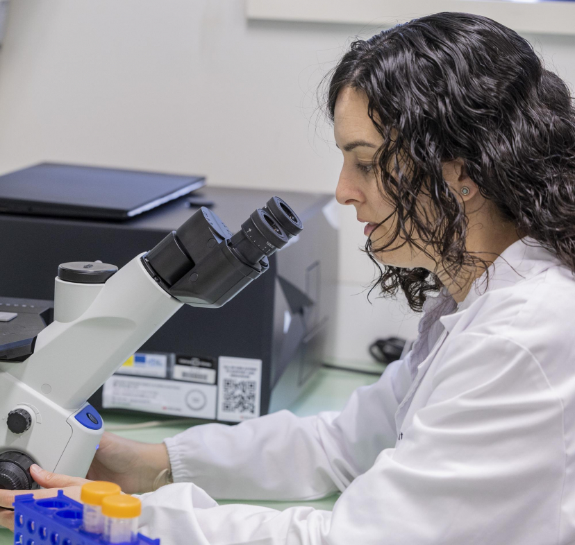 La investigadora Mireia López Siles, en el laboratorio de la Universitat de Girona.