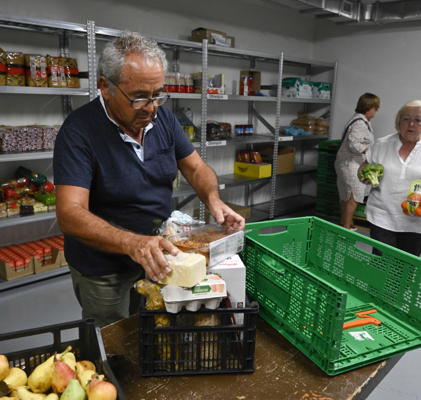 Voluntaris durant la recollida d'aliments.