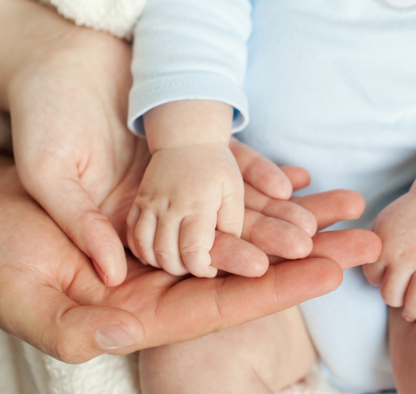 Bebé con su familia.