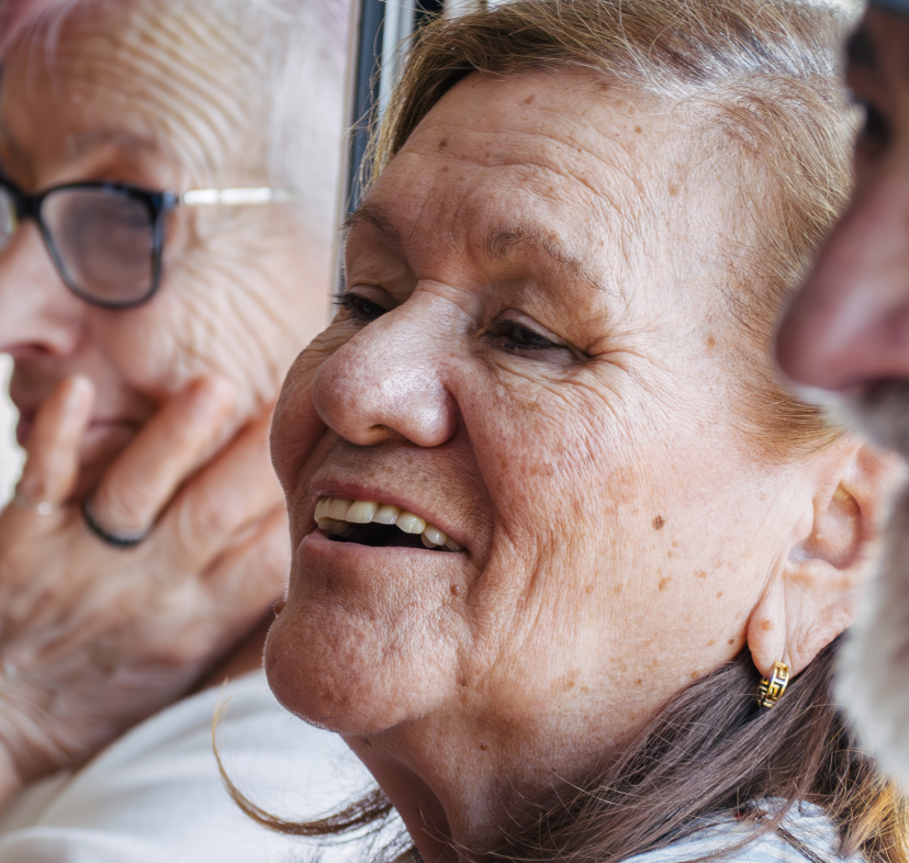 una senyora somriu durant la trobada intergeneracional al Centro Social para Personas Mayores El Llano, a Gijón.