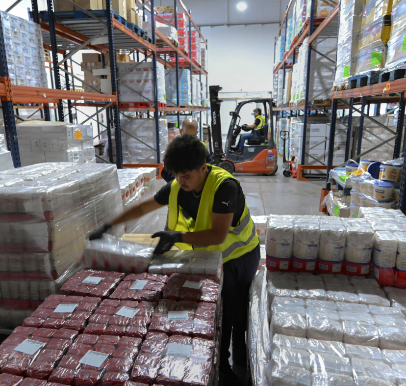 Un voluntario trabajando en la campaña «Ningún hogar sin alimentos».