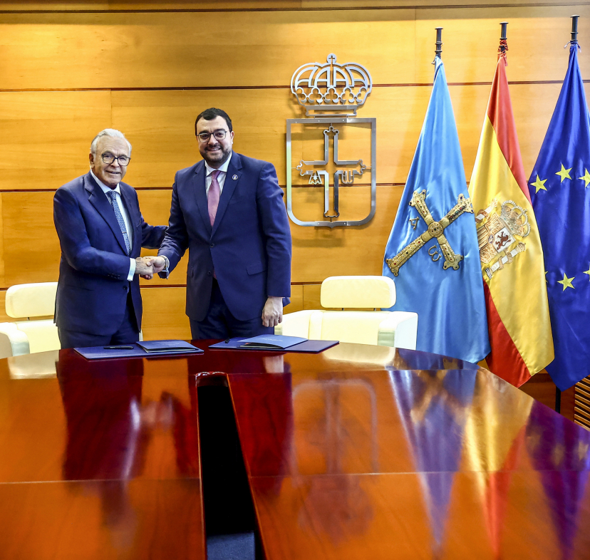 El presidente de la Fundación ”la Caixa”, Isidro Fainé, y el presidente del Principado de Asturias, Adrián Barbón, en la firma del acuerdo marco que refuerza la colaboración entre ambas instituciones. 