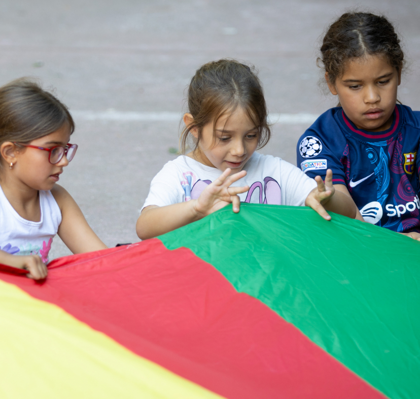 Nenes en una activitat de lleure educatiu organitzada per CaixaProinfància.
