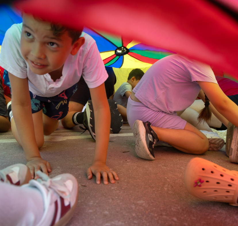 Niños en una actividad de ocio educativo organizada por CaixaProinfancia.