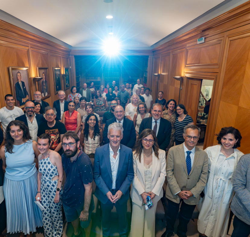 Foto de familia de los asistentes a la presentación de la guía de discapacidad en el Colegio Notarial del País Vasco.