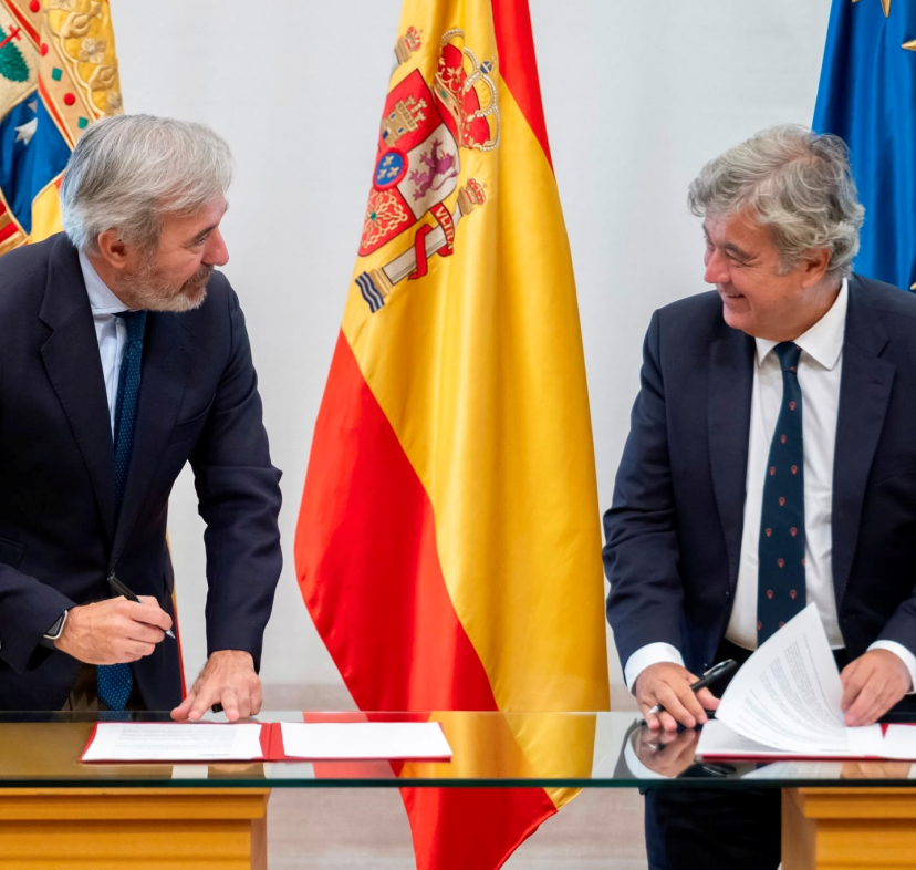 El presidente del Gobierno de Aragón, Jorge Azcón, y el director general de la Fundación ”la Caixa”, Josep Maria Coronas, en la firma del acuerdo marco que refuerza la colaboración entre ambas instituciones.
