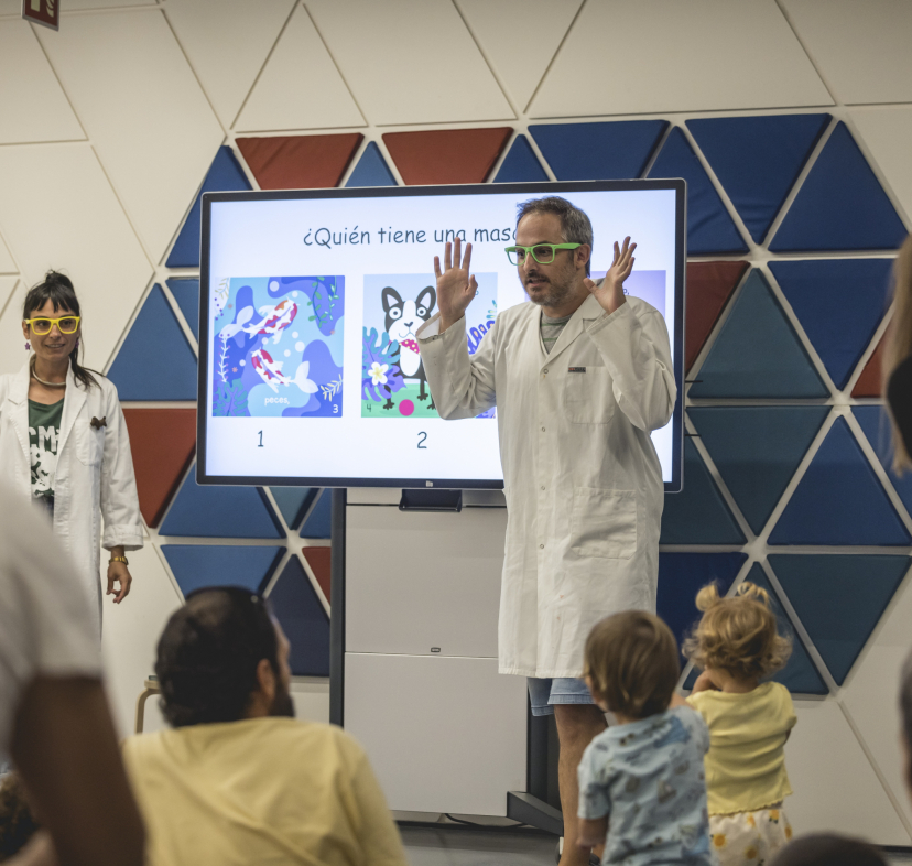 Imatge d'una de les activitats durant la Nit de la Recerca a CosmoCaixa.
