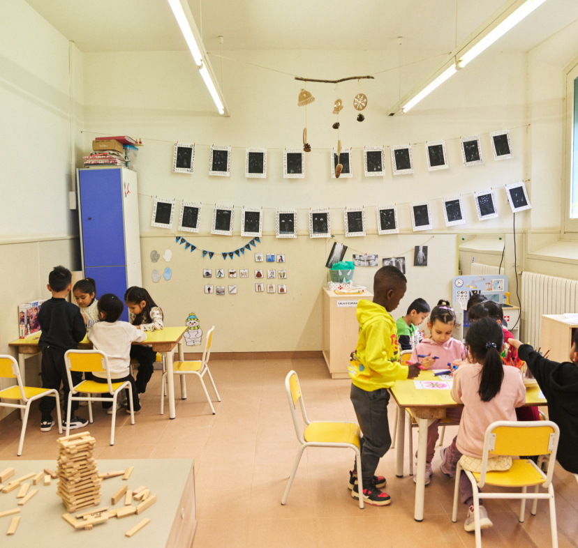 Alumnos de primaria en una actividad colaborativa en el aula.