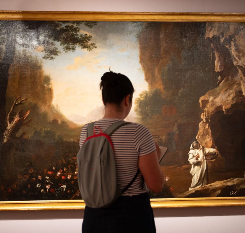 Una assistent admira un quadre de l'exposició «La botànica de l'art».
