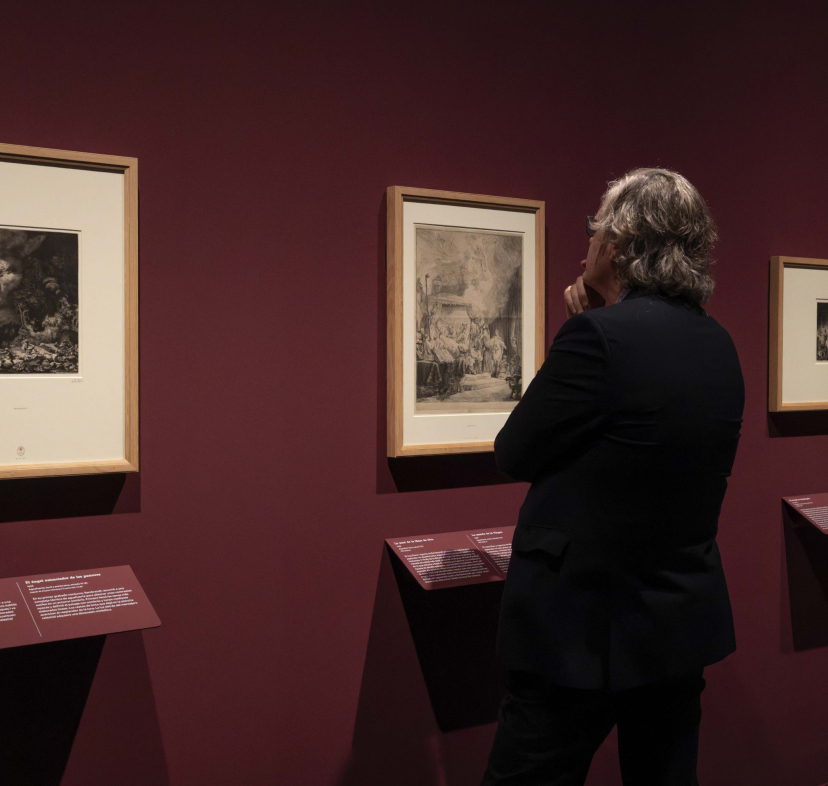 Una visitante de la exposición «Rembrandt. Un mundo en grabados» en CaixaForum València. 