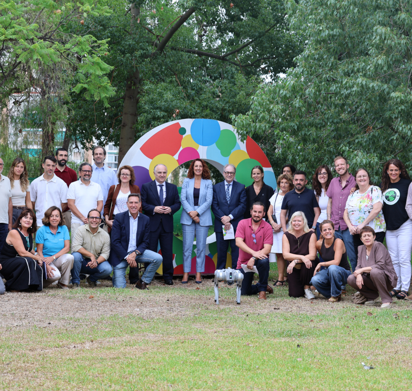 Foto de família del acto de presentación de la nueva convocatoria de Innovación Social Digital impulsada por la Diputación de Málaga y la Fundación "la Caixa", a la que han asistido el subdirector general de Social de la Fundación "la Caixa", Marc Simón, la directora del Área de Colaboraciones y Alianzas para el Impulso Social de la Fundación "la Caixa" , Sandra Blanch y la vicepresidenta y diputada de Innovación Social y Despoblamiento, Antonia Ledesma.