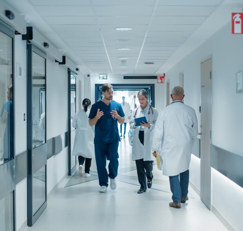 Sanitarios trabajando en un hospital. 