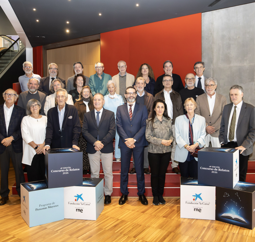 Foto de familia en el acto de entrega de premios de la XVIII edición del Concurso de Relatos Escritos por Personas Mayores, en CaixaForum Zaragoza. 